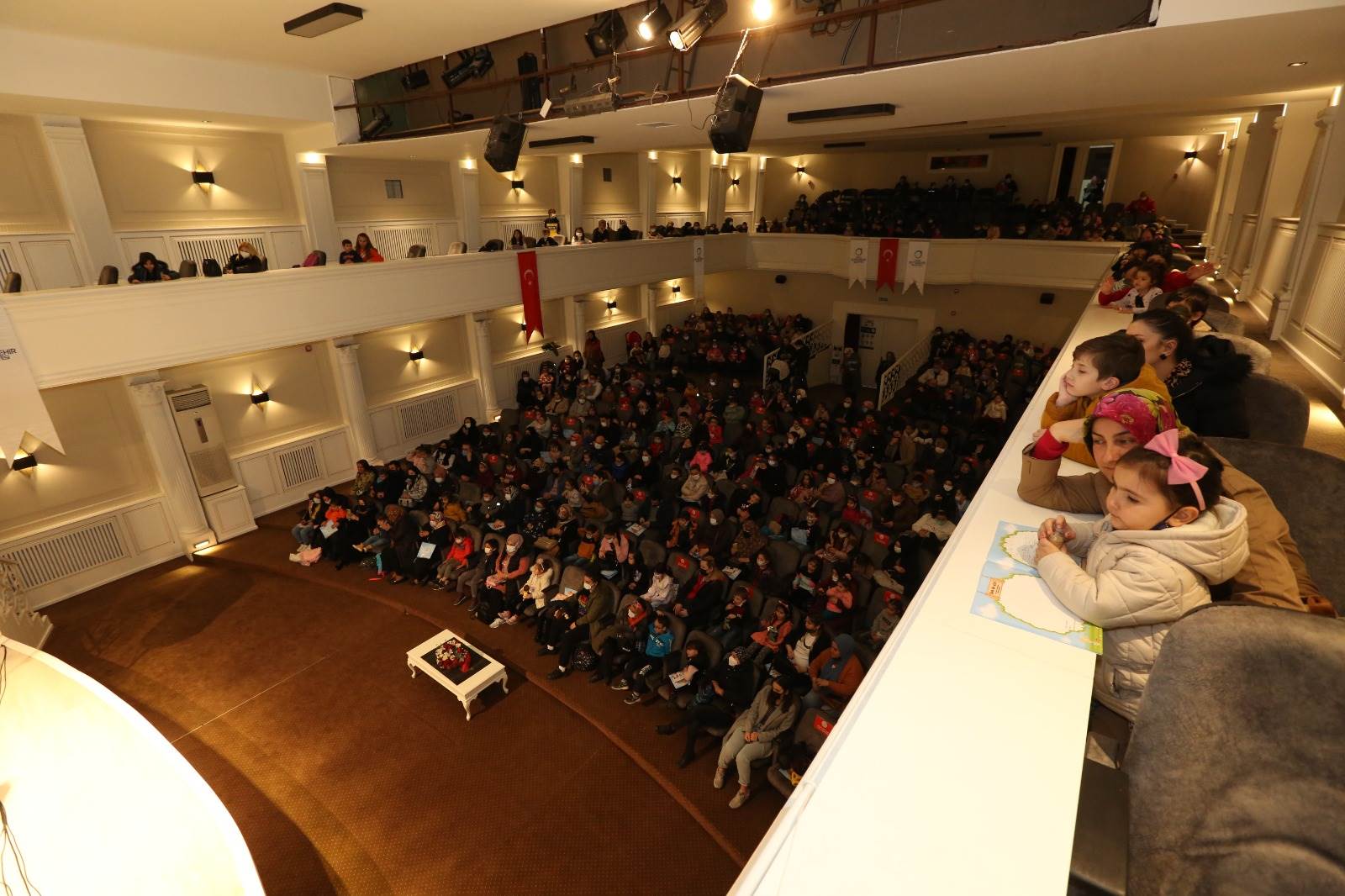 KONSER TADINDA MASAL DİNLETİSİ ÇOCUKLARIN YÜZÜNÜ GÜLDÜRDÜ